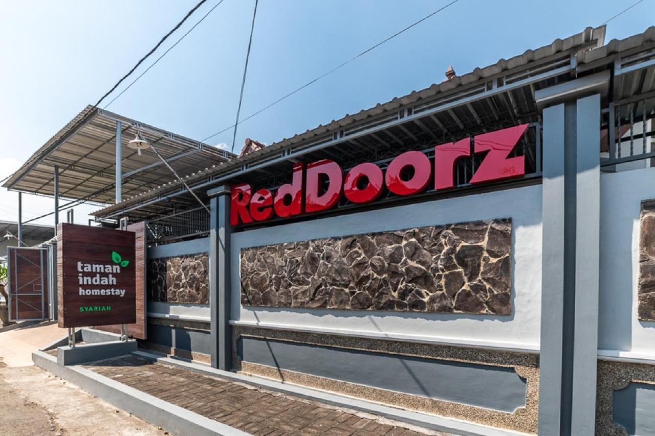 Готель Reddoorz Syariah Near Rri Маланг Екстер'єр фото